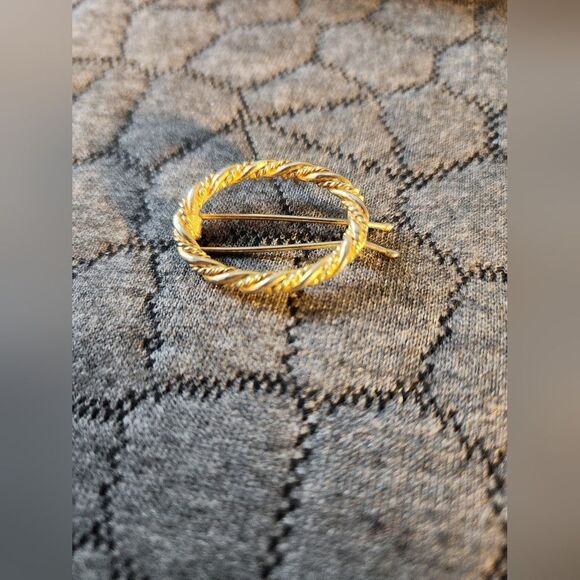 Elegant Gold-Tone Twisted Circle Hair Clip - Picture 1 of 4